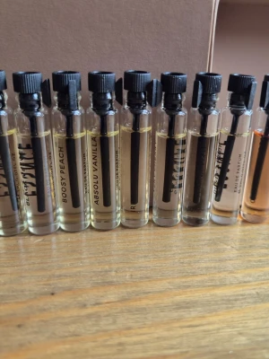 9 NYA testers från Essnce - 9 st helt nya parfymtesters från Essnce. Aldrig öppnade då jag haft dubbletter.  Dirty dancing Black velvet Boosy peach Absolu vanilla Irrisitible enigma Very cherry Femina vivit Dusty amber Orange blossom