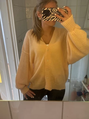 Trendig kofta gina - Jättefin kofta ifrån Gina tricot som är slutsåld överallt! Den har aldrig kommit tills användning och har prislappen kvar❤️