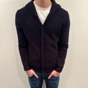 Cardigan  - Hej! Säljer nu denna snygga cardigan som är perfekt för vår och sommaren! Inprincip helt ny (skick 9,5/10) ny pris= 1799 Kr! 