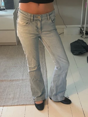 ljusblå bootcut jeans - väldigt ljusblåa jeans som passar perfekt nu på sommaren! passar mig bra i längden och är 160🩵