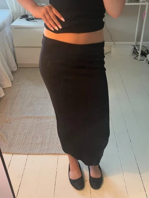 svart midi-kjol - svart långkjol som stannar mitt på smalbenen för mig som 160. stretchigt och tight material som är väldigt bekvämt. passar perfekt vid alla årstider, superfin! 🖤