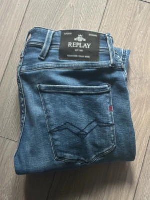Replay jeans - Säljer ett par blå slim fit jeans från replay. De är sjukt bekväma och aldrig använda. Köpta för 1250kr. Priset kan gå att diskutera vid snabb affär. Tveka inte att höra av dig vid minsta lilla fråga