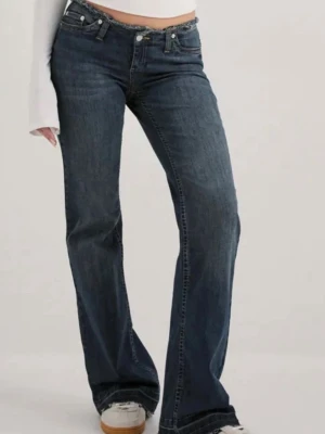 Lågmidjade jeans  - Säljer dessa lågmidjade jeans i mörkblå, visar bild på likadana jeans men annan färg  (som man ser på dom andra bilderna ) storlek S/36 Jag är ca 170 så dom sitter perfekt. Använda fåtal gånger men inget som skulle synas så dom är hela och rena. Original pris 599 kr 