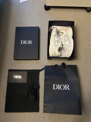 Vita Dior B30 trainers - Tjena tjena, jag säljer ett par vita Dior skor i modellen B30. Jag har aldrig haft på mig dem förutom när jag provade på dem och det visade sig att de inte passade. Skriv gärna för mer info eller fler bilder. Priset kan diskuteras.