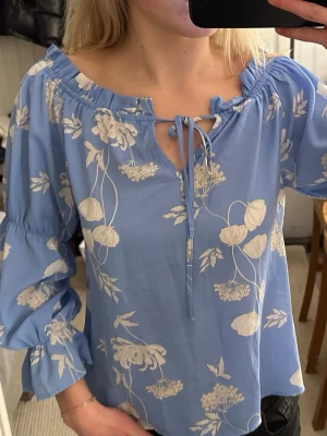 Blommig blus - Sommrig blus, med blommigt mönster. Super skönt material! Lätt och mjukt, kan båda vara kläs som offshoulder. Perfekt till midsommar!💙🙌Skulle säga storlek XXS-S☺️