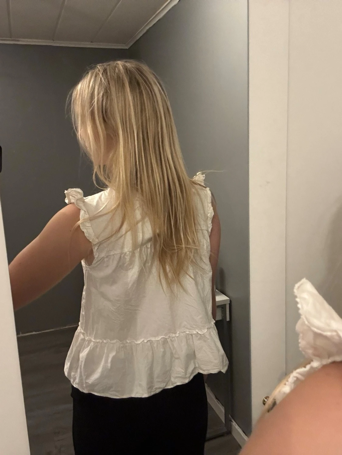 Vit blus med spets och volang - 2