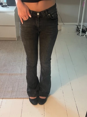 mörkgrå bootcut jeans - jeans från gina som är mörkgråa/ som en urtvättad svart. medelhög midja och såååå bekväma. (finns ett par till på min profil) 🩶