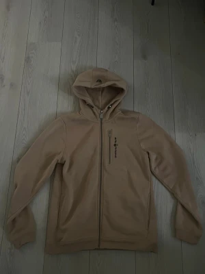 Sail racing hoodie - Soft beige sail racing hoodie, skick 9/10, knappt tecken på användning. Storlek 176 ungefär S-M. Bara o skriva om ni har frågor!