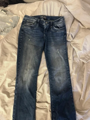 Mörkblå raka jeans från LTB - Säljer mina Snygga mörkblå jeans från LTB med raka ben och lätt slitna detaljer framtill. Klassisk femficksmodell med knapp och dragkedja. Perfekta till en avslappnad stil och passar till det mesta. Tillverkade i denim med lite stretch för extra komfort. Skit snygga och verkligen så bekväma! Har dessvärre aldrig kommit till användning. 