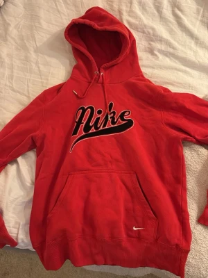 Nike hoodie  - Rensar så vill bli av med snabbt, uppskattar om du kan hämta i stan. Storlek S/M