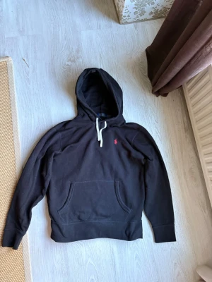 Ralph Lauren Hoodie - Säljer denna svarta klassiska Ralph Lauren hoodien. Perfekt för en chill och avslappnad look. Vänligen ställ frågor vid funderingar. 🔥◼️🐎