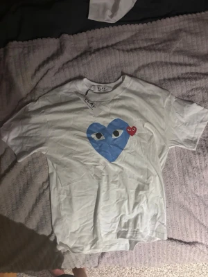 Commes des garcons T-shirt  - Helt ny! Skicket är 10/10. Pris lapp + påse ingår. Är M sitter som S 