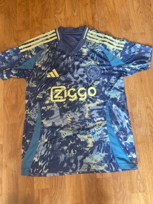 Ajax fotbollströja  - Jag säljer den här Ajax tröjan eftersom jag köper in kläder och säljer de