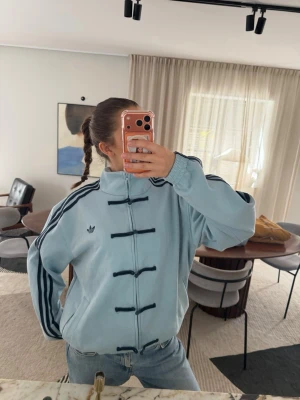 Adidas tang jacka babyblå  - Adidas tang jacka. Finns i både storlek S och M i denna färg. 