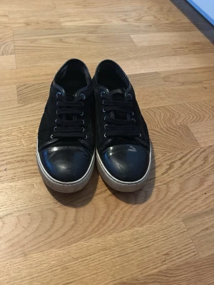 Svarta låga sneakers med gummitå - Lanvins i svart med vita sulor. Perfekta för en stilren och avslappnad look!