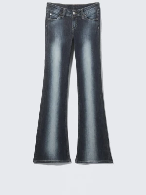 Mörkblåa jeans från Weekday!! - Mörkblå bootcut jeans med ljusa slitningar längs framsidan och baksidan av benen. Jeansen har en väldigt låg midja, klassiska fickor och är tillverkade väldigt stretchigt. De är alltså väldigt bekväma. Jag säljer de eftersom de inte kommit till någon användning. Jeansen heter Cheap Monday.