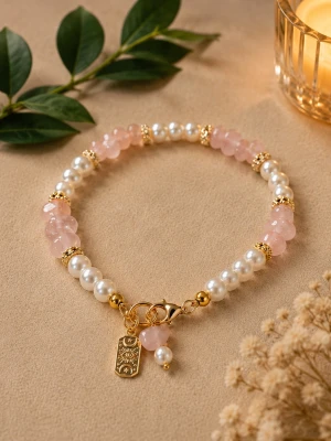 Armband med vaxade glaspärlor och rosenkvarts - Ett vackert armband som gör sig extra bra på en solbrun handled. Underbara kristaller av rosenkvarts blandat med vaxade glaspärlor och guldiga mellandelar och hänge i rostfritt stål. Ca 18 cm. Handgjort av mig. Endast detta exemplaret.
