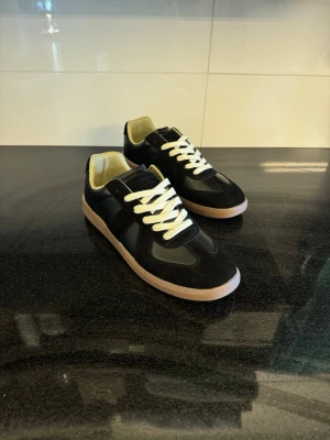 Maison Margiela Skor - Feta Marison Margiela skor i svart | EU 43 |Dem är i ett väldigt fint skick och inga tecken av användning | Endast skor medföljer | Tveka inte att kontakta oss vid minsta fundering!
