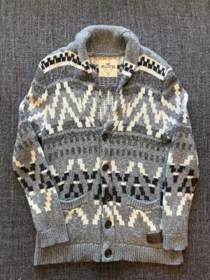 Hollister kofta ~ vintage  - Sjukt eftertraktad Hollister stickad kofta ~ vintage modell som inte längre produceras | st M | färg grå/vit | klassisk passform | perfekt vintage piece | OBS kan gå ner lite i pris vid snabb affär! 🏄