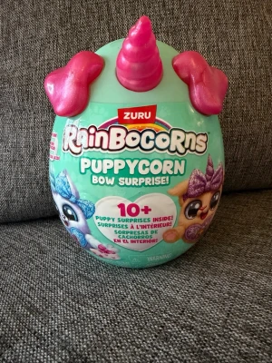 Rainbocorns PuppyCorn Bow Surprise Serie 5 - Ny oöppnad!  Rainbocorns Puppy Corn Bow Surprise innehåller 10+ överraskningar.