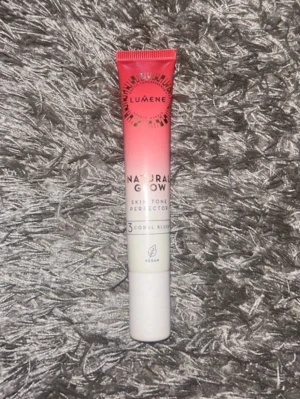 Lumene Natural Glow Coral Blush - Flytande rouge från Lumene i färgen Coral Blush. Tuben har en snygg rosa till vit ombre-design och är märkt som vegansk. Perfekt för att ge kinderna en naturlig glow och fräsch ton.