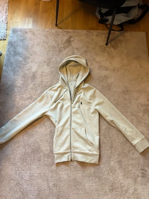 Ralph lauren zip - Snygg ljusgrå zip. Perfekt för en avslappnad och stilren look. Knappt använd nypris 2100