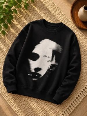 Svart Långärmad med Trendigt Tryck  - Storlek: M, Material: 100 % Polyester, utmärkt skick!