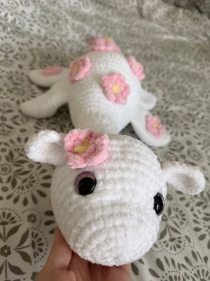 Virkad sjömonster  - Virkat sjömonster gjord med mjukt chenille garn, ca 60cm lång🌸🩷 7 timmars arbete✨