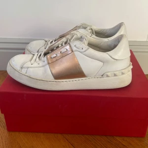 Valentino skor - Skriv privat för fler bilder!!( har en liten defekt på ena sidan ), man får med röda boxen💕