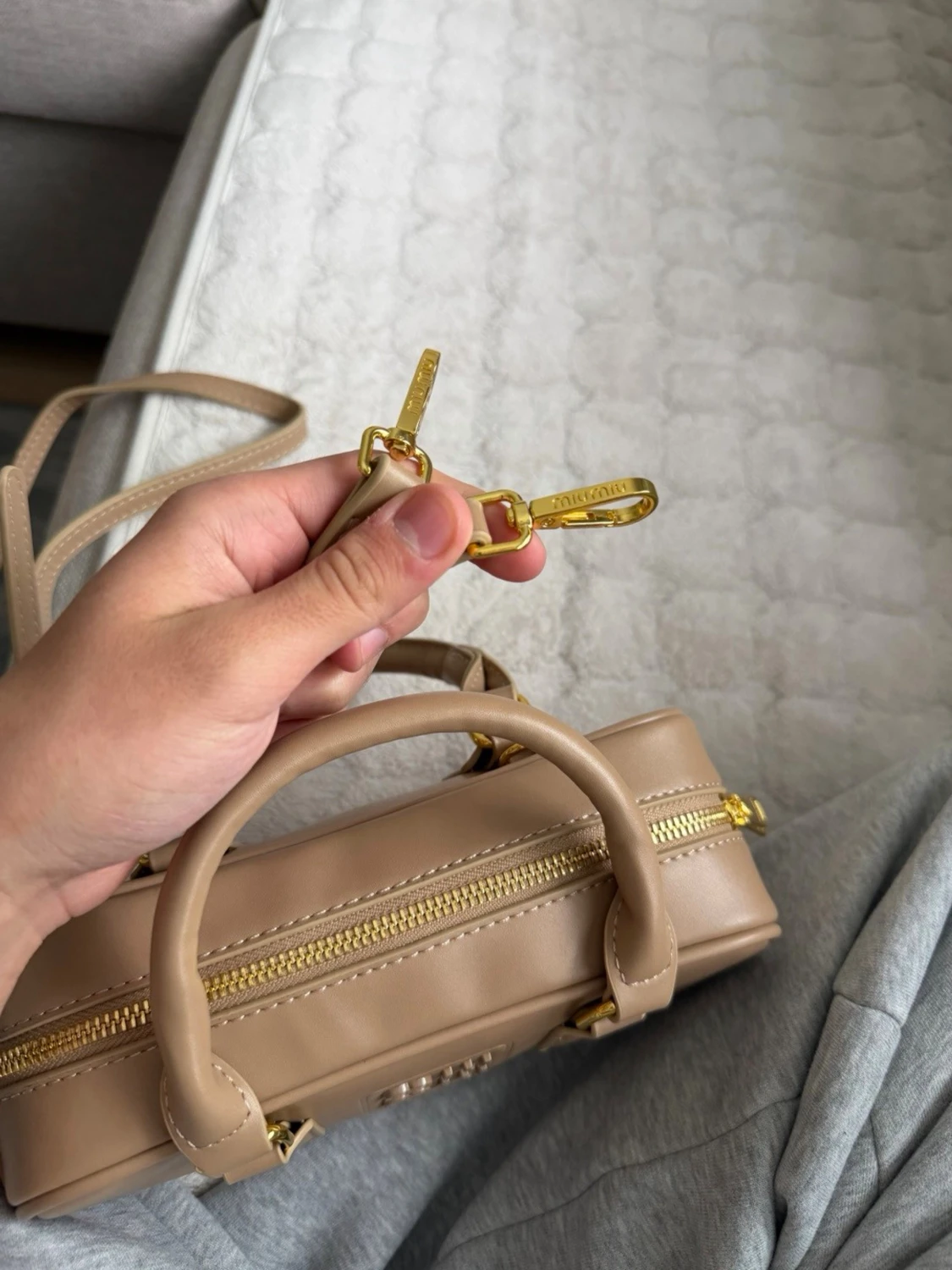 Beige handväska från Miu Miu - 4