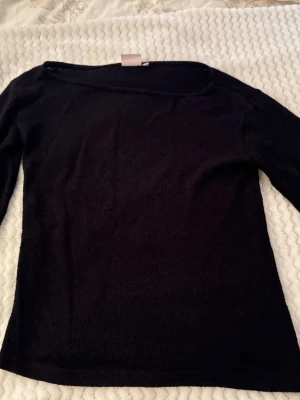Svart stickad tröja från Nelly - En enkel och stilren svart stickad tröja från Nelly. Tröjan har rund halsringning och långa ärmar. Perfekt basplagg att matcha med olika outfits. Mjuk och skön kvalitet som passar året runt. Använd 1 gång bara 