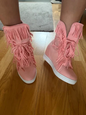 Isabel marant liknande Rosa kilklackar  - Isabel marant liknande kilklackar Suuuper fin trendig korallrosa färg i helt nyskick  de har en klack på ca 3-4 cm och är sköna att gå i