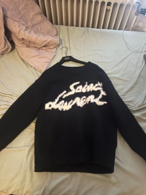 Svart stickad Saint Laurent-tröja - Hänger bara o vill bli av med