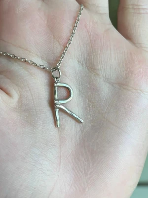 BYTE eller försäljning!!🩷🩷🩷 - Maria Nilsdotter halsband R-bokstav i silver❤️‍🔥❤️‍🔥Byter mot något guldigt smycke!🥰 Kedjelängd: 40-45. Nypris: 1995 kr.  Halsbandet är köpt för något år sedan, men har inte använts på länge och är i väldigt fint skick! 