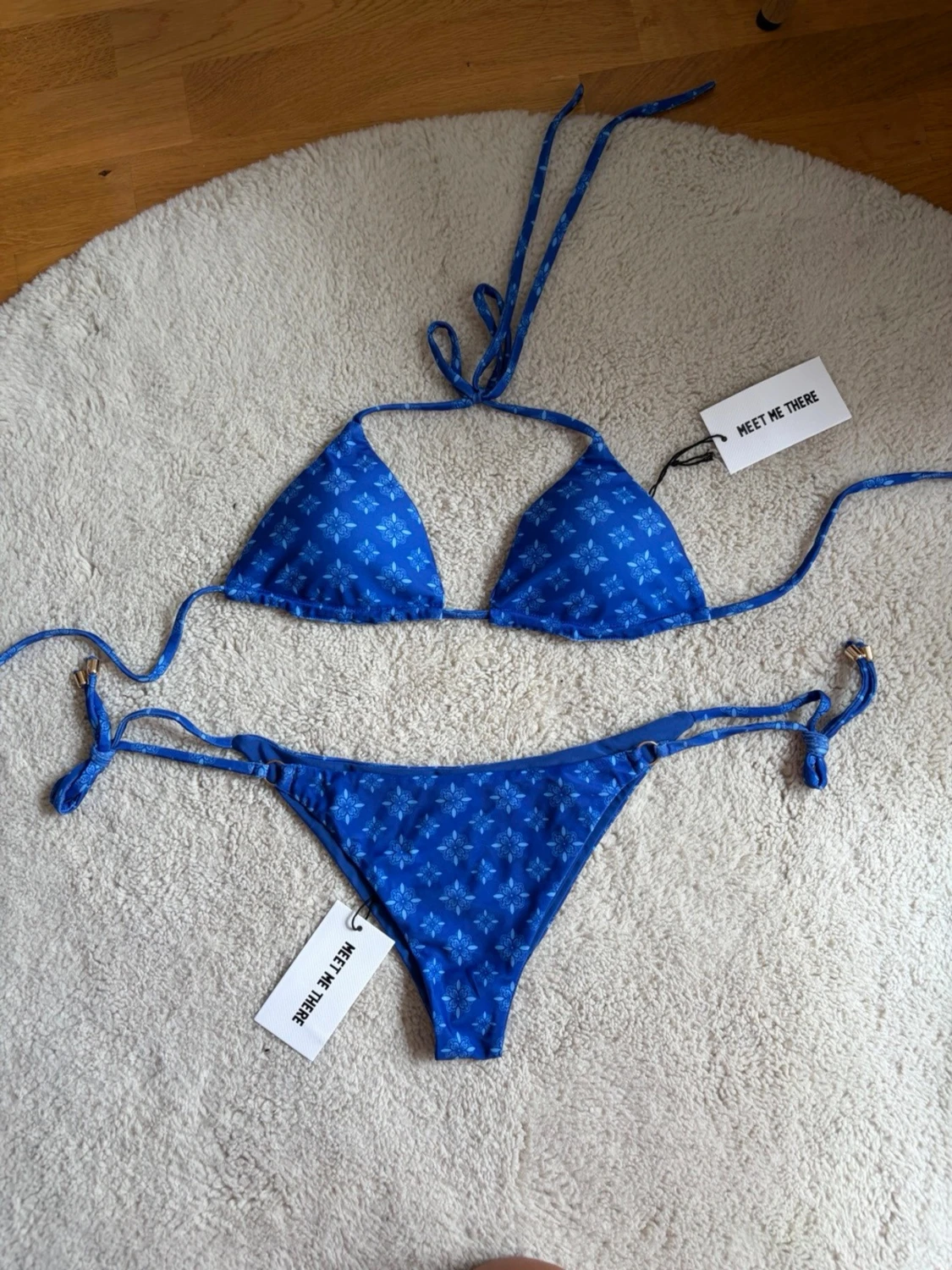 Blå bikini med snörning