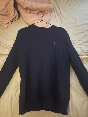 Mörkblå kabelstickad tröja Polo Ralph Lauren - Hänger bara o vill bli av med