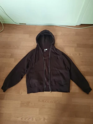 Brun zipup hoodie - Mörkbrun zipup hoodie från H&M. Den är i storlek S och har en oversized fit så skulle även passa M. Materialet är bomull och polyester ☀️