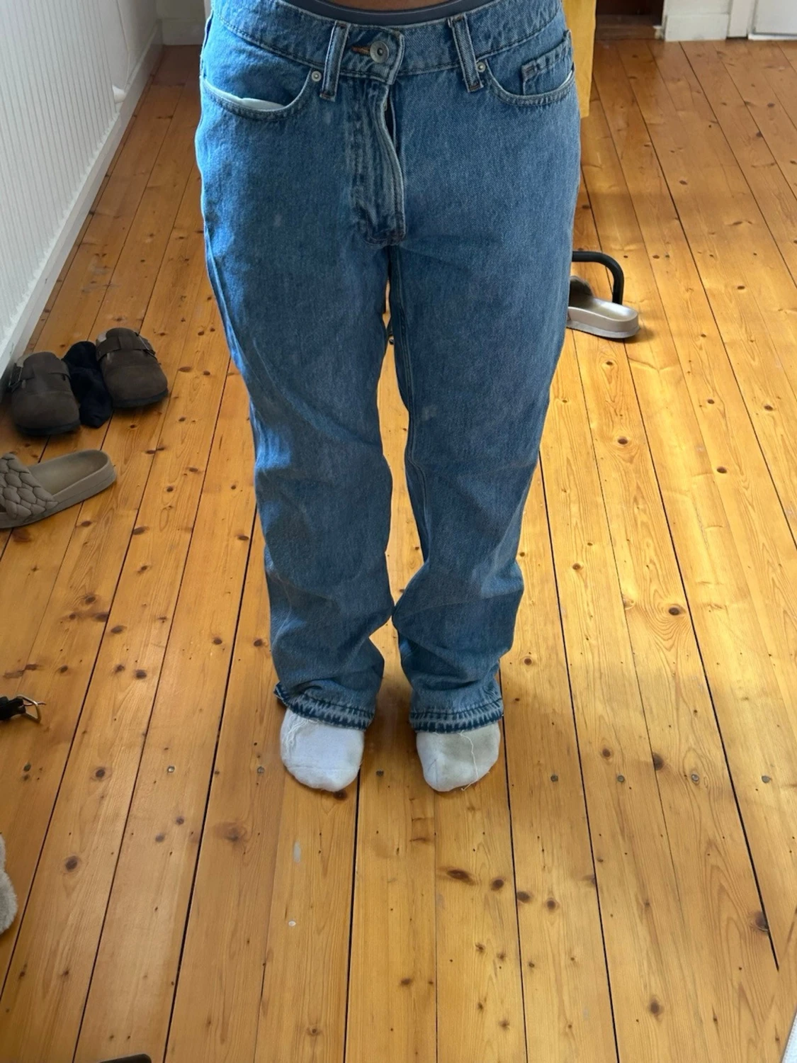 Blå raka jeans med rå kant - 2