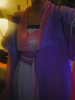 Jiang Yanli cosplay  - Säljer en Jiang Yanli cosplay! Den är size L och är jätte fin, samt skön. Men tyvärr var den för stor på mig. Jag kan diskutera pris eller byta cosplays. Eftersom jag gick på en konvent med den så är det smutsig längst ner på klänningen. Men det kan man tvätta bort!
