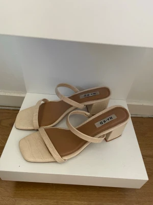 Beige pumps med blockklack från NA-KD - Beige klackar från NA-KD. De är helt oanvända , i storlek 38.
