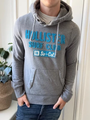 Hollister hoodie  - Hollister hoodie, Inga defekter! Modellen i bilderna är 180 cm 75 kg och bär Storlek S , Kom med frågor! 🌟 (Kan gå ned i pris vid köp av paket 😉) 