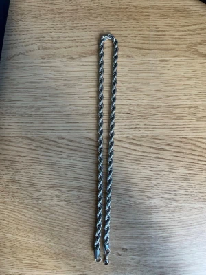 Cordell halsband - Säljer ett stilrent silverpläterat Cordell halsband i nyskick, halsbandet är 60cm långt och 8mm brett. Vid fler bilder/frågor är det bara att höra av sig. Öppen för prisförslag.