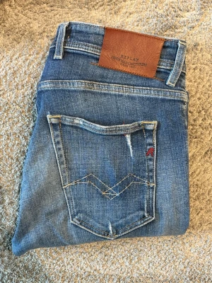 Replay Jeans Slitningar - Ljusblåa Replay Jeans med slitningar||Skick 9/10||Storlek W30/L32||Modell Grover=Straight||Skriv vid minsta intresse||