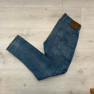 Replay Grover blåa jeans - Säljer ett par snygga Replay Grover-jeans från Replay i klassisk blå tvätt. En stilren modell med bekväm passform som passar till det mesta.  • Modell: Grover • Storlek: W31 / L32 • Färg: Blå denim • Skick: Mycket fint skick • Bekväm och tidlös passform • Perfekta till både sneakers, boots och loafers • Lätta att matcha med t-shirt, hoodie eller stickad tröja