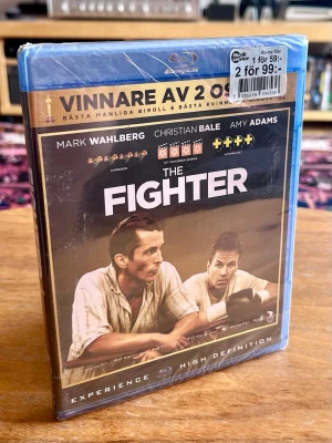 The Fighter – Blu-ray – NY & INPLASTAD - Säljer en fortfarande fabriksinplastad Blu-ray-utgåva av The Fighter, det hyllade boxningsdramat baserat på den sanna historien om boxaren Micky Ward och hans halvbror Dicky Eklund.  Filmen belönades med 2 Oscar för Bästa manliga biroll (Christian Bale) och Bästa kvinnliga biroll (Melissa Leo) och räknas som en av de starkaste sportdramerna från 2010-talet.  Skick: ✔️ Ny och fortfarande inplastad ✔️ Oöppnad / fabriksförseglad ✔️ Svensk Blu-ray-utgåva  📦 Packas omsorgsfullt och skickas snabbt.
