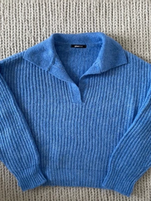 Gina Tricot blå stickad tröja – S - Knappt använd, mycket bra skick. Blå stickad tröja i ribbat material. Akryl, polyester, polyamid. Storlek S, normal passform. Inga fläckar eller defekter.