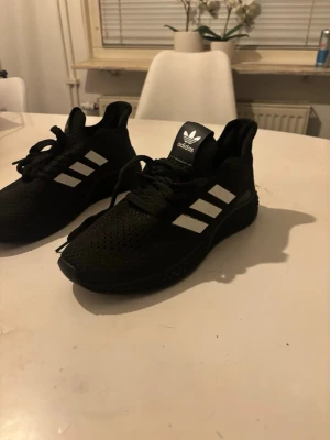 Svarta adidas  sneakers med grov sula - Svarta sneakers med chunky, mönstrad sula och lågt skaft. Skorna har en sportig look och detaljer i svart. Perfekta för en streetwear-stil och passar till många outfits. Kan användas till sport.