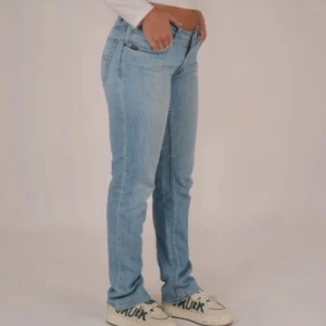 Lågmidjade jeans - Ljusblå lågmidjade jeans från Tiger of Sweden i strl 36. Jeansen har raka ben och normal passform 🌸