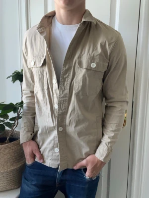 Hollister overshirt  - Hollister overshirt - personlig favorit - lite ostruken. Inga defekter!  Modellen i bilderna är 180 cm 75 kg och bär Storlek s , Kom med frågor! 🌟 (Kan gå ned i pris vid köp av paket 😉) 