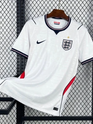 England Nike vit fotbollströja - Snygg vit England fotbollströja från Nike med broderat landslagsmärke och guldstjärna på bröstet. Tröjan har marinblå detaljer vid krage och ärmslut samt röda inslag på sidorna. Perfekt för match eller träning. Finns i storlekar från S-L!!! Fraktar inom en dag!!!